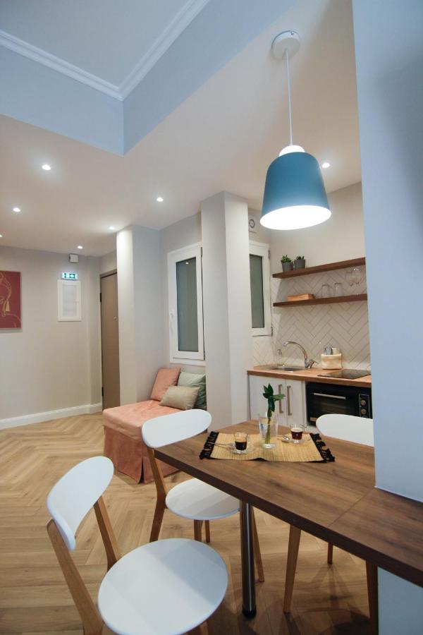 Patio Apartment Near Metro & Acropolis アテネ エクステリア 写真